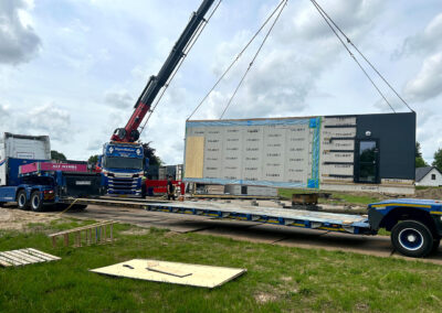 Fra produktion til opstilling – modulerne køres fra vores produktionshaller til adressen og samles på stedet.