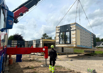 Fra produktion til opstilling – modulerne køres fra vores produktionshaller til adressen og samles på stedet.