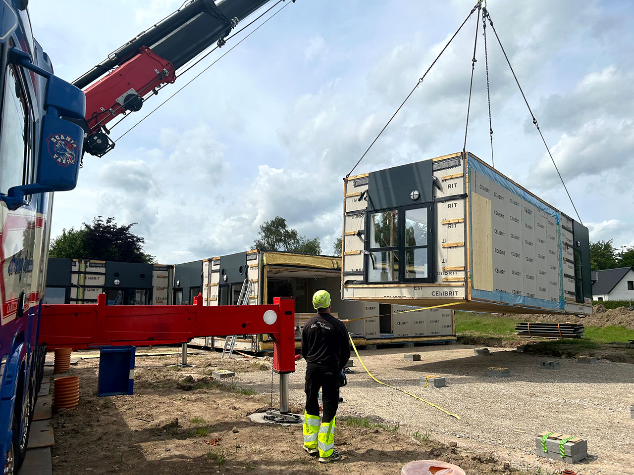 Fra produktion til opstilling – modulerne køres fra vores produktionshaller til adressen og samles på stedet. Fra produktion til opstilling – modulerne køres fra vores produktionshaller til adressen og samles på stedet.