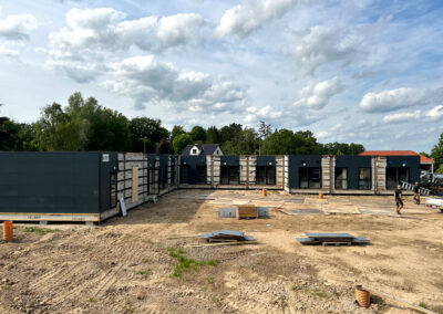 Fra produktion til opstilling – modulerne køres fra vores produktionshaller til adressen og samles på stedet.