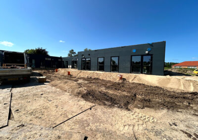 Fra produktion til opstilling – modulerne køres fra vores produktionshaller til adressen og samles på stedet.