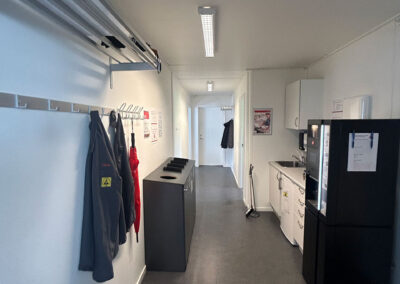 157 m2 kontorbygning med mødelokale/kantine/omklædning