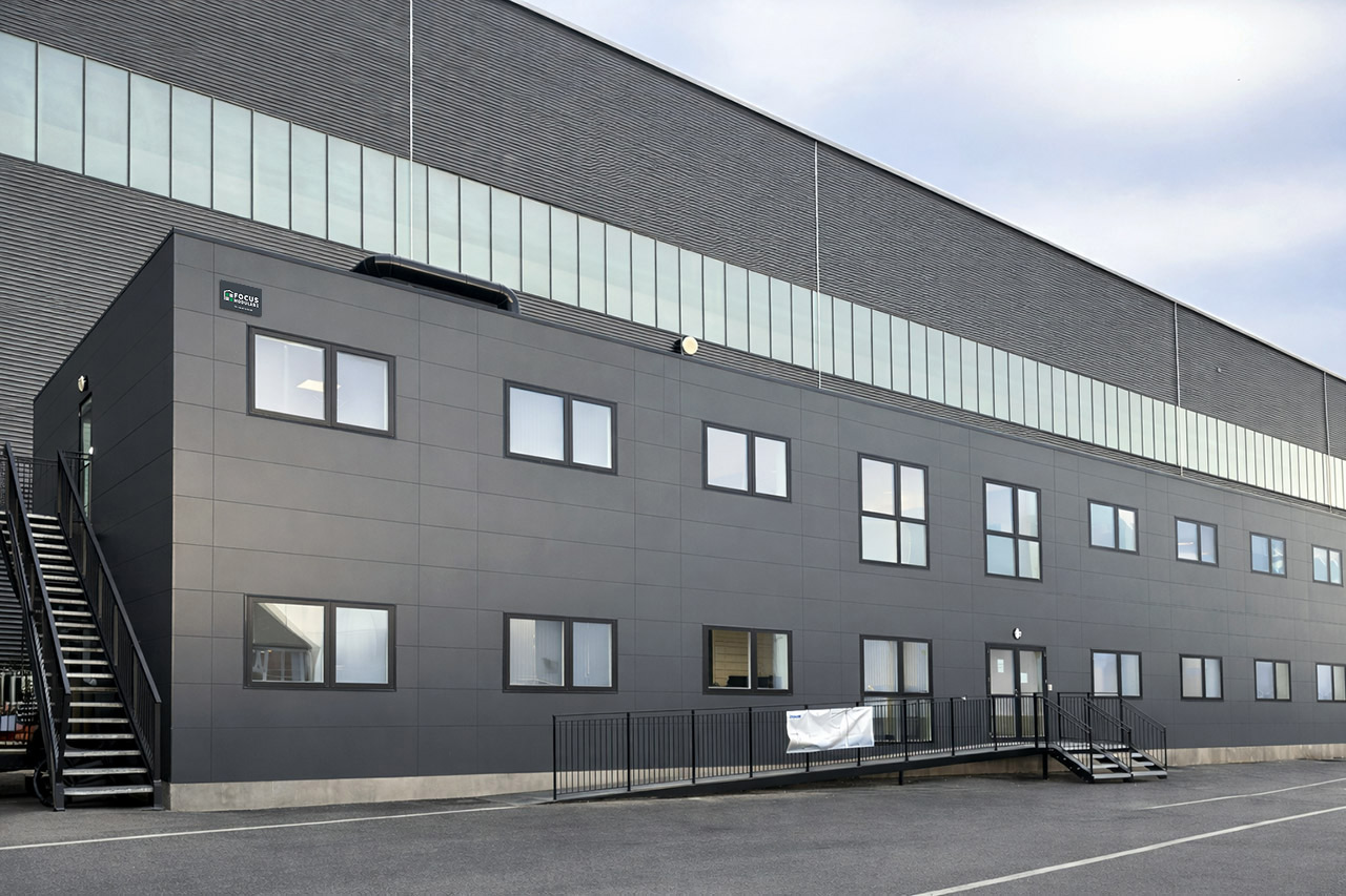1.200 m² kontorbygning i to etager til industrivirksomhed | FOCUS Moduler A/S - Salg og udlejning af pavillon- og modulbyggeri 1.200 m² kontorbygning i to etager til industrivirksomhed