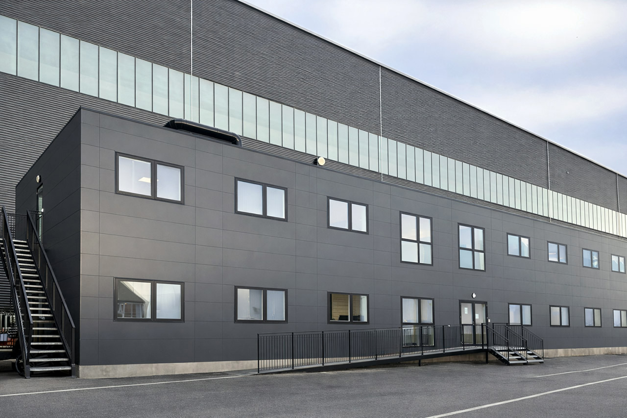 1.200 m² kontorbygning i to etager til industrivirksomhed | FOCUS Moduler A/S - Salg og udlejning af pavillon- og modulbyggeri 1.200 m² kontorbygning i to etager til industrivirksomhed
